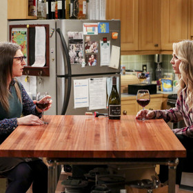 Když se jí stane během natáčení nehoda, zajde si s kamarádkami na skleničku.