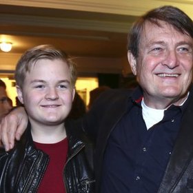 V tomto roce začal pracovat i pro divadlo Semafor, kde se seznámil s Karlem Gottem. 