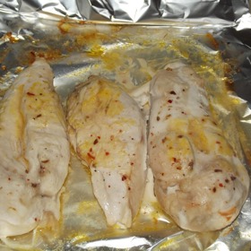 Pokud chcete šťavnatý kus masa, nechte je předem naložené v marinádě – stačí olej, bylinky (lze přidat i česnek, cibulku, hořčici, chilli omáčku, worchester – zkrátka podle chuti).