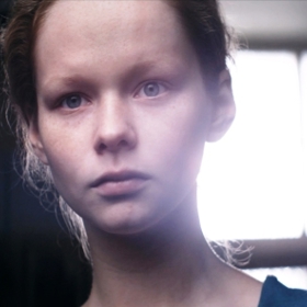 Ze dne na den je nucen vyměnit dobrou pověst a adresu svého domu za celu ve vazební věznici, odkud se nevina prokazuje hodně těžko.