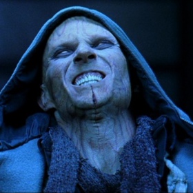 V jejich skrýši se objeví maskovaní upíři Asad a Nyssa. Přinášejí vzkaz pro Blada od vládce upírů.