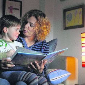  Heleninu sestru Kristýnu, vdovu se třemi dětmi a jejich společnou matku Alžbětu, vitální sedmdesátnici, která se životem ještě neskončila, dokáže Helenu svými problémy vytížit natolik, že jí na vlastní život tak trochu nezbývá čas.