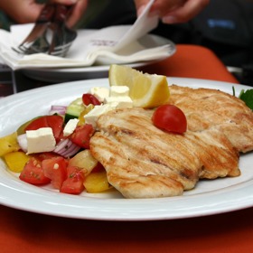 Maso pak vložte do zahřátého tuku – ideální je ghee, které se nepřipaluje - a opečte ho z obou stran. Nejen že maso nasákne vynikající chuť marinády, ale zůstane šťavnaté a získá jedinečnou chuť.