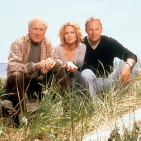 Uvnitř je vzkaz od neznámého muže, který nemůže zapomenout na zemřelou manželku. Dopis ji okouzlí a svěří se s ním v práci, v redakci novin Chicago Tribune. 