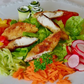 Kromě kuřecího steaku či řízku (dá se ozvláštnit například kukuřičnými cornflakes místo strouhanky) lze z kuřecích prsou vykouzlit také zdravé svačinky.