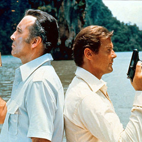 V knížní předloze se Scaramanga snaží na Jamajce manipulovat s cenami cukru tak, aby poškodil západ.