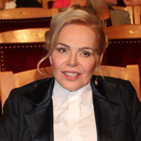 Dagmar Havlová se narodila v rodině hudebního skladatele Karla Veškrny a jeho ženy Markéty v Brně–Židenicích. Jejím strýcem byl kněz podzemní církve Vladimír Julián Veškrna.