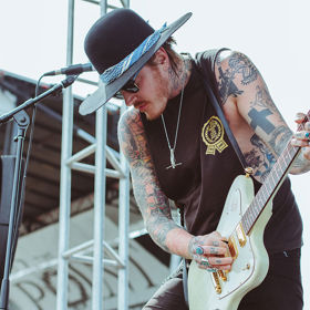 Pochází z města Gadsden ležící ve státě Alabama.