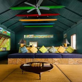 Vila Goldeneye se nachází v jamajském městě Oracabesse. Právě v těchto místnostech začal Fleming v roce 1952 tvořit legendárního agenta 007.