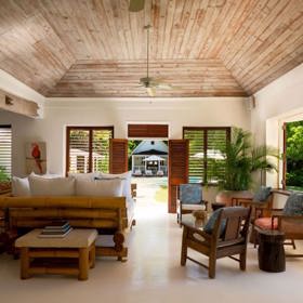 Luxusní vila Goldeneye, ve které tvořil Ian Fleming, autor ságy o Jamesi Bondovi, se nachází na Jamajce. Pronajímá se prostřednictvím Airbnb.com za 6207 dolarů (téměř 160 tisíc korun) za noc.