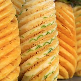 Díky pevné struktuře se ananas dá různě tvarovat a vyřezávat. 