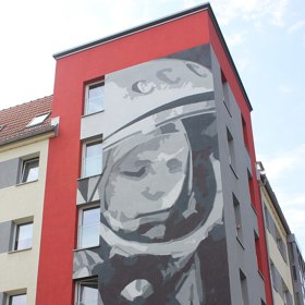 Jurij Alexejevič Gagarin byl sovětský kosmonaut, první člověk, který vzlétl do vesmíru. Ke svému kosmickému letu odstartoval 12. dubna 1961 v lodi Vostok 1 z kosmodromu Bajkonur. Obletěl Zemi a po 108 minutách přistál.