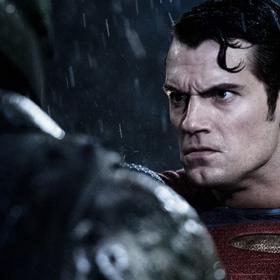 A právě Supermanovo jednání v stárnoucím miliardáři vyvolá potřebu konat, a tak opráší svůj převlek.