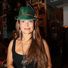 Po revoluci odjela na Kypr, po několika letech se vrátila a účinkovala ve hře režiséra Krobota Sex noci svatojánské. V současné době[kdy?] vystupuje v Činoherním klub ve hře Dámský krejčí.