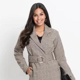 Blejzr doplněný o pásek dokáže postavě optický zeštíhlit pas a zúžit boky. 