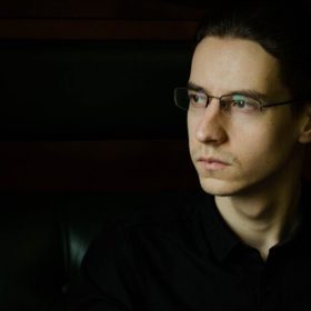 Negativní myšlenky zaplavují současný svět i naše hlavy. Černé myšlenky vyvolávají nepříjemné emoce, stojí za nespokojeností.
Mohou stát i na začátku tzv. anhedonie, tedy neschopnosti prožívat potěšení a radost. Mohou vést k depresím, úzkostem, ale i agresivitě a výbuchům hněvu.