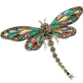 Nebojte se své oblečení doplnit nějakou broží. A nejlépe když bude hrát všemi barvami. 