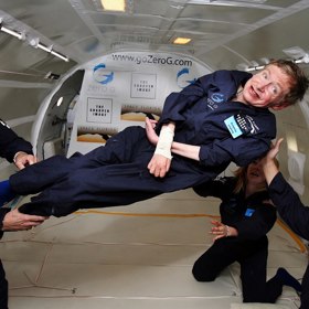 Stephen William Hawking byl britský teoretický fyzik a jeden z nejznámějších vědců vůbec.