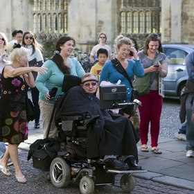 V roce 1950 se rodina přestěhovala z londýnského domu v ulici Highgate na severní periferii metropole do St. Albans, kde Hawking navštěvoval místní výběrovou školu.