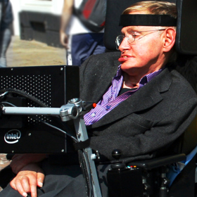 Měl dvě mladší sestry, Philippu a Mary, a adoptivního bratra Edwarda. Otec Frank Hawking byl výzkumníkem v oboru tropické medicíny a matka Isobel Hawkingová se angažovala v levicové politice.