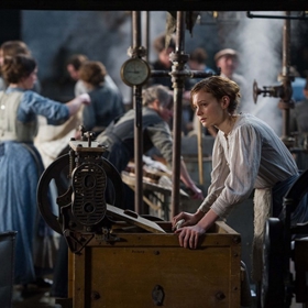 Příběh Sufražetka se odehrává v Anglii na počátku 20. století, kde statečná Maud Wattsová bojuje za práva žen.