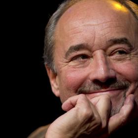 Pochází z divadelnické rodiny, jeho matka Jindřiška Gabriela Preissová vystupovala v Dismanově dětském rozhlasovém souboru, s Českým pěveckým sborem, působila jako hlasatelka Československého rozhlasu i Československé televizi, na divadle jako členka zájezdového Vesnického divadla.