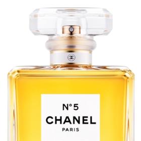 V roce 1921 se do výroby parfémů zapojuje Coco Chanel. 