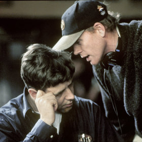 Na konci filmu se k Nashovi nakloní jeden mladík a svěří se mu se svou vlastní teorií, která praví, že vše souvisí se vším. Tato teze skutečně existuje.