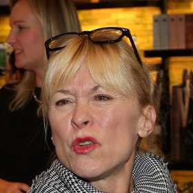 Od roku 1997 působí v pražském Divadle Komedie, kde spolupracuje s režiséry Janem Nebeským a Michalem Dočekalem. Dále hraje v divadlech Rokoko a Na Jezerce, kde účinkovala např. ve hře Kaviár nebo čočka.