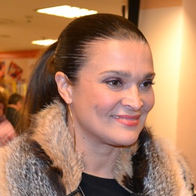 Při škole nastoupila v Národním divadle do her Vassa Železnovová a Rozbitý džbán, dva roky poté do Činoherního klubu ve hrách Ivanov, Obsluhoval jsem anglického krále, Žebrácká opera, Pitvora, Dům, Lesoduch. 