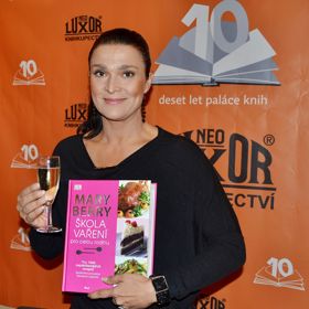 Mahulena Bočanová se narodila 18. 3. 1967 v Praze jako dcera architekta. Již od třech let účinkovala v reklamních spotech a tančila balet. Ani první dětské role na sebe nenechaly dlouho čekat.