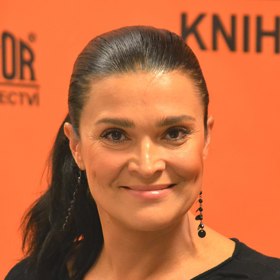 Pravidelně vystupuje také v soukromém divadelním souboru Háta, kde hrála v představeních Prolhaná Ketty, Láska, sex a žárlivost, Klíče na neděli, Rozmarný duch, To byl teda silvestr.