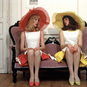 Obě slavné sestry si spolu zahrály v romantickém muzikálu Slečinky z Rochefortu