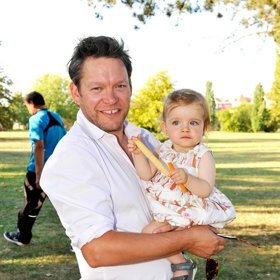 Vystudoval pražskou střední pedagogickou školu. Na konzervatoři se zpěvák Matěj Ruppert ohřál jen půl roku. 