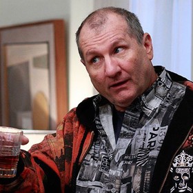 Seriál sleduje osudy rodin Jaye Pritchetta (Ed O'Neill, znáte ho ze sitcomu Ženatý se závazky), jeho dcery Claire Dunphyové (Julie Bowenová) a jeho syna Mitchella Pritchette (Jesse Tyler Ferguson), kteří žijí v Los Angeles.