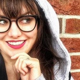 Fanouškům se pochlubila i novými dioptrickými brýlemi.