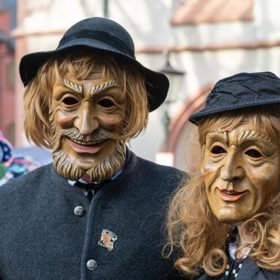 Capgrasův syndrom má podobné znaky jako Fregoliho syndrom. Člověk trpící Fregoliho syndromem se domnívá, že několik lidí z jeho okolí jsou ve skutečnosti jednou osobou, která se různě převléká a maskuje do jiných osobností.