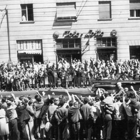 Přes zátěž svých veřejných povinností od roku 1961 studoval na Žukovského akademii, současně stál v čele oddílu kosmonautů. 
