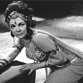 Pětadvacet let strávila na scéně Národního divadla v Praze, kde k jejím nejlepším rolím patřila např. Hippodamie