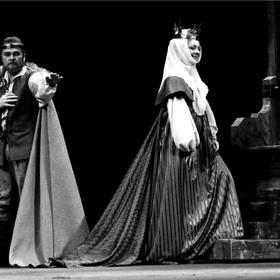 Často hrála po boku svého manžela Luďka Munzara; zde ve hře Lev v zimě v roce 1989