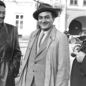 Holanův život jednoduchý nebyl, jednak kvůli době, v níž žil a tvořil, a jednak kvůli jeho komplikované povaze. Na snímku uprostřed.