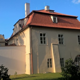 Dvacet let (1948–1968) bydlel Holan v přízemí tzv. Werichovy vily na Kampě; Jan Werich obýval patro.