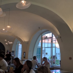 V bývalém Holanově přízemním bytě je dnes kavárna.