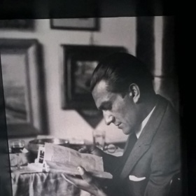 Expozice věnovaná Holanovi ve Werichově vile na pražské Kampě.