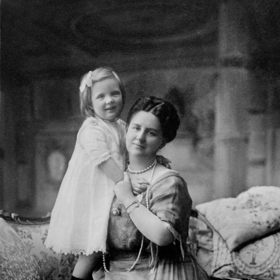 Juliana Louise Emma Marie Wilhelmina byla nizozemská královna, oranžsko-nasavská kněžna, meklenburská vévodkyně a lipsko-biesterfeldská kněžna. Vládla v Nizozemsku od 4. září 1948 do 30. dubna 1980. Na snímku s maminkou.