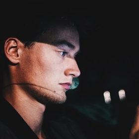 Nevěra má mnoho podob, zvláště v době moderních technologií. Právě díky nim je však její odhalení snadnější než kdy dříve. Co si při takovém nepříjemném zjištění počít?