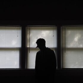 Černé myšlenky jsou silnějším stimulem než myšlenky světlé, i to je důvod, proč se mohou stát předmětem závislosti. Hovoříme pak o tzv. negaholismu.