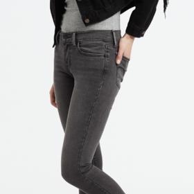 Nyní jsou moderní tzv. džegíny. Název vznikl spojením slov legíny a džíny. Upnuté džíny, které připomínají svou přilnavostí legíny, ale vyrobeny jsou z džínoviny. 