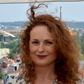 Pověsti rusovlasé sexbomby, která se svlékáním před kamerou nemá žádné problémy, dostála i v erotickém thrilleru Peklo v řetězech II. (1994) nebo v erotických povídkách Vášnivé známosti II. (1994), komediální úlohu Uršuly předvedla v Hrabalově snímku Andělské oči (1994).