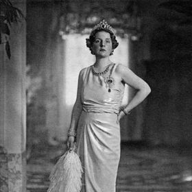 V roce 1948 královna Vilemína ve prospěch dcery abdikovala. Nová královna se odstěhovala z ponurého královského paláce v Haagu, aby vedla na venkově spokojený život s knížetem Bernardem a svými čtyřmi dcerami. 